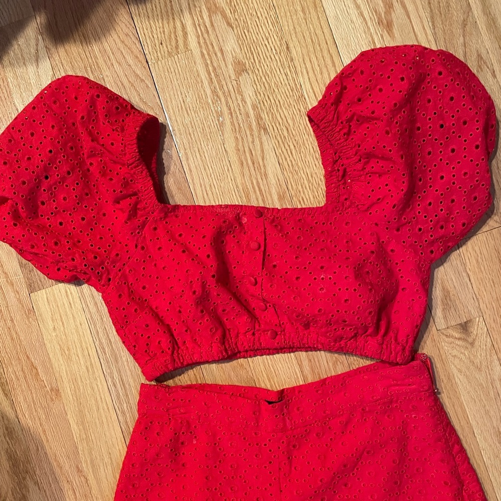 Red Short Eyelet Set - Picture 4 of 5